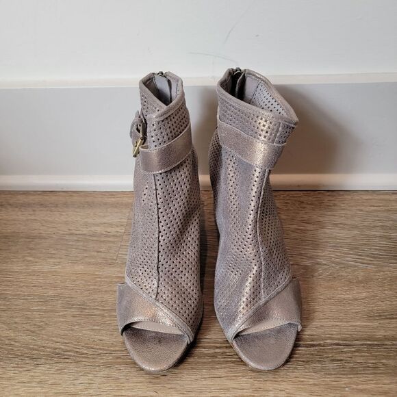 Pelle Moda Kori Perforated Wedge Heel Open Toe Brushed Metallic Bootie Size 7.5 - Picture 4 of 9